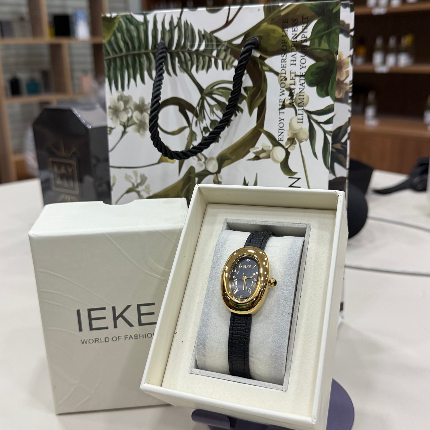 MONTRE IEKE GOLD CEINTURE NOIRE